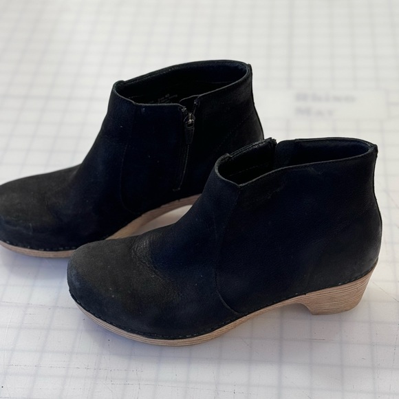 Women's Dansko Maria Black Leather Nubuck Clog Booties Size 10 - Picture 7 of 8